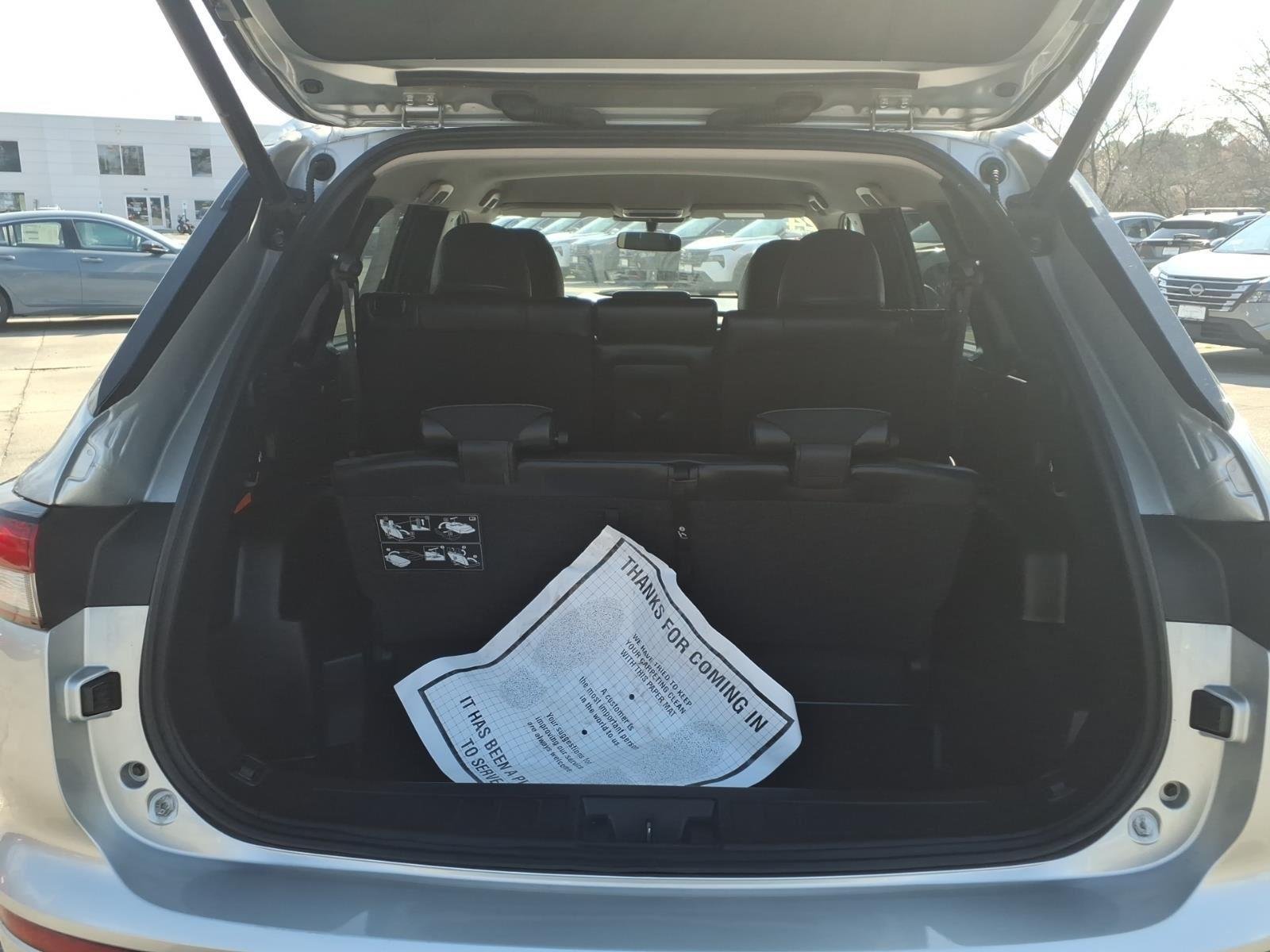 Used 2024 White Diamond/Black Roof Mitsubishi SE image 36