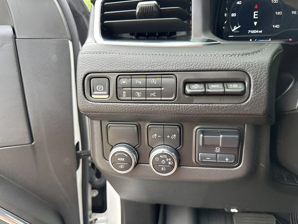 Used 2023 White GMC Denali image 29