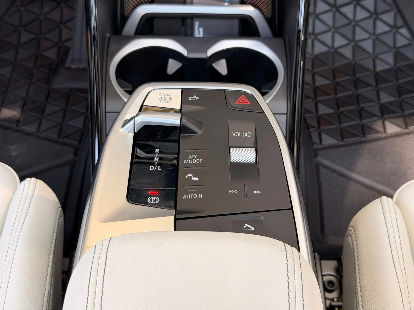 New 2026 Mineral White Metallic BMW xDrive28i image 19