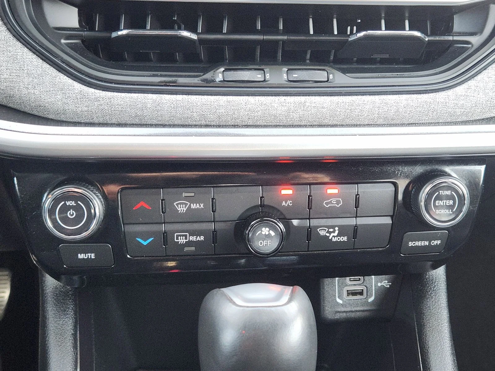 Used 2024 Black Jeep Latitude image 19