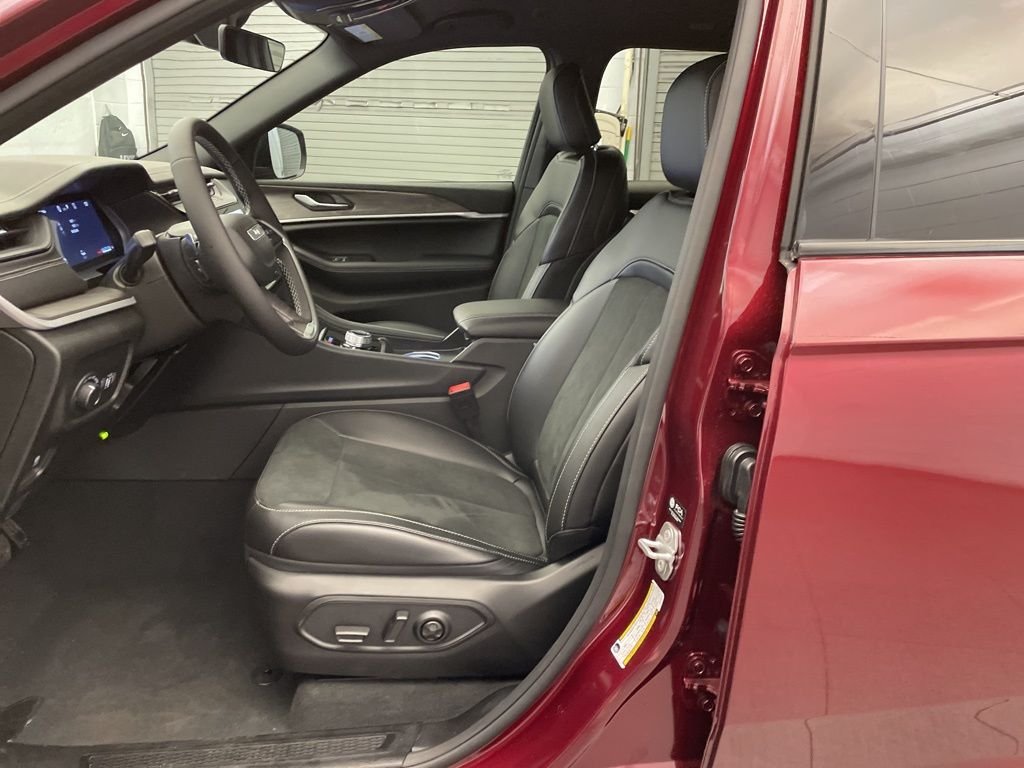 New 2026 Velvet Red Pearl-Coat Exterior Paint Jeep Altitude image 15