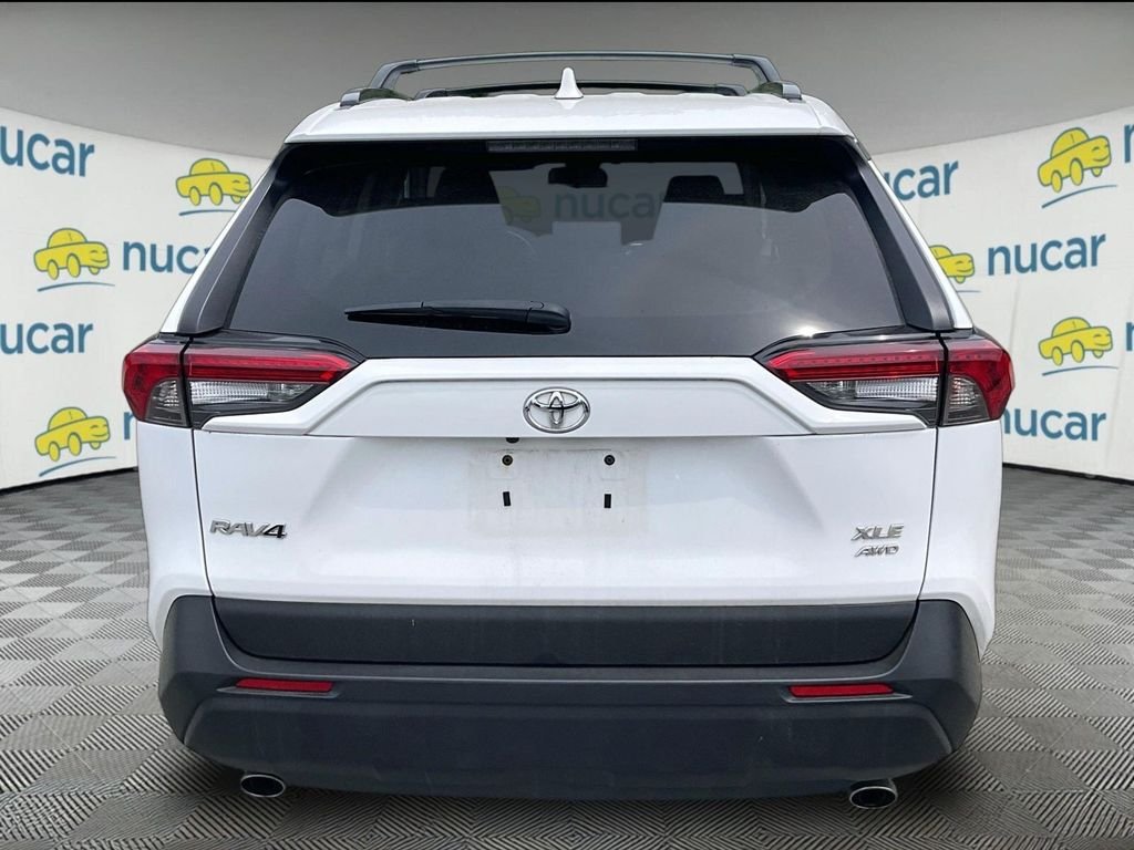 Used 2020 White Toyota XLE Premium image 3