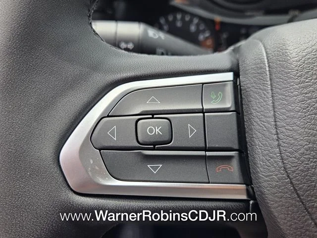 New 2026 Diamond Black Crystal Pearl-Coat Exterior Paint Jeep Latitude image 24
