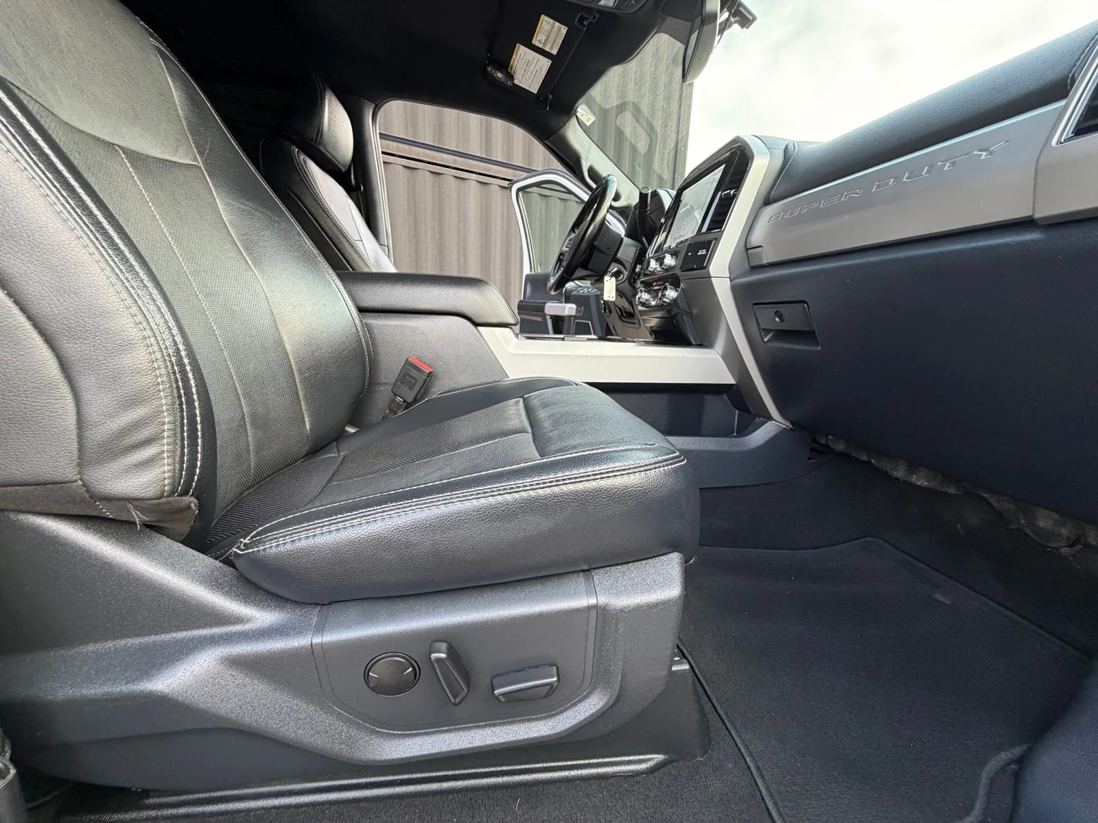 Used 2022 White Ford Lariat image 31