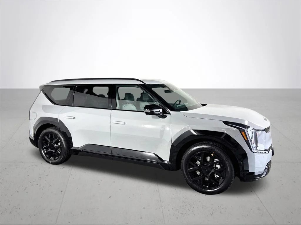 New 2026 Wolf Gray Kia Land AWD image 4