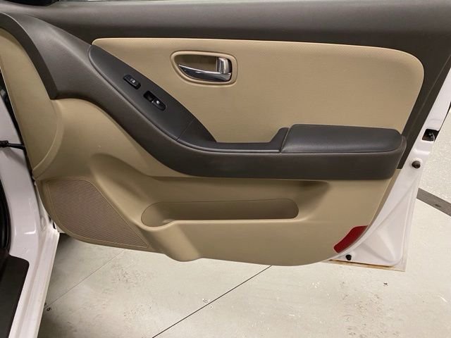 Used 2010 White Hyundai GLS image 22