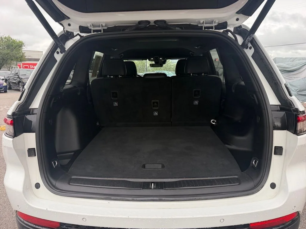 Used 2025 White Jeep Altitude image 19