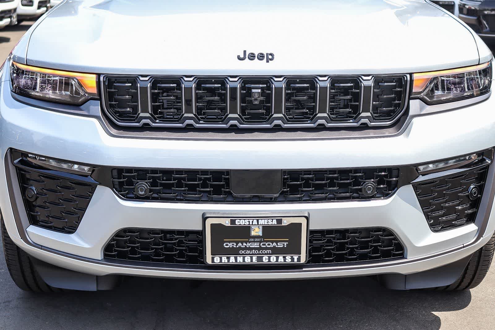 New 2026 Silver Zynith Exterior Paint Jeep Limited Reserve image 9