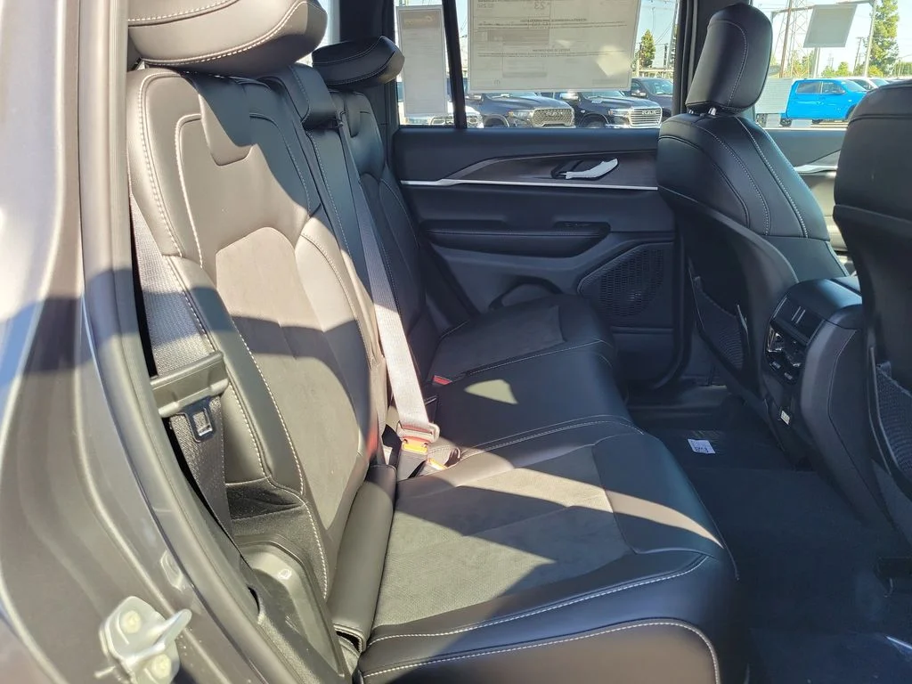 New 2026 Baltic Gray Metallic Clear-Coat Exterior Paint Jeep Altitude image 15