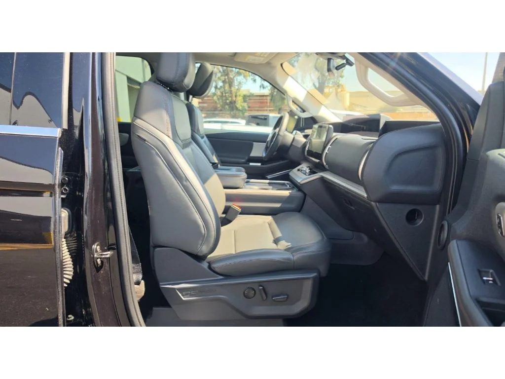 Used 2025 Agate Black Metallic Ford Active image 6
