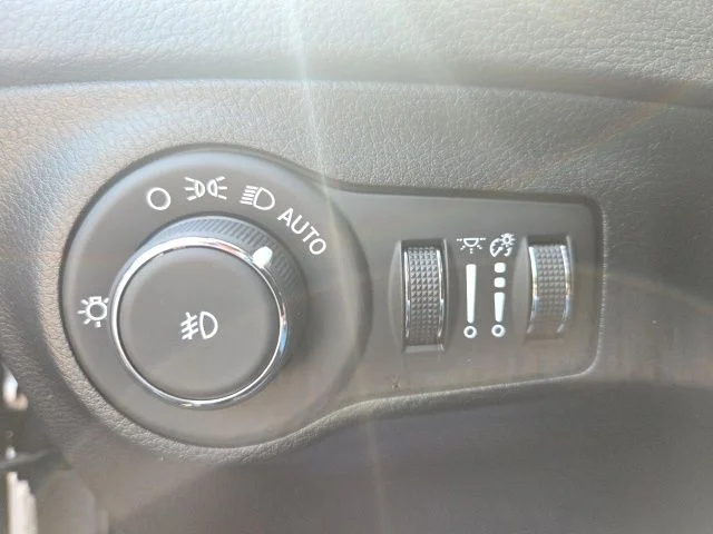 Used 2020 Silver Jeep Limited image 18
