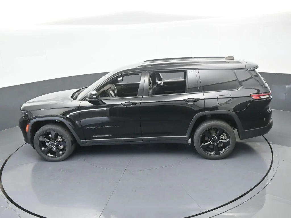 Used 2023 Diamond Black Crystal Pearlcoat Jeep Altitude image 44