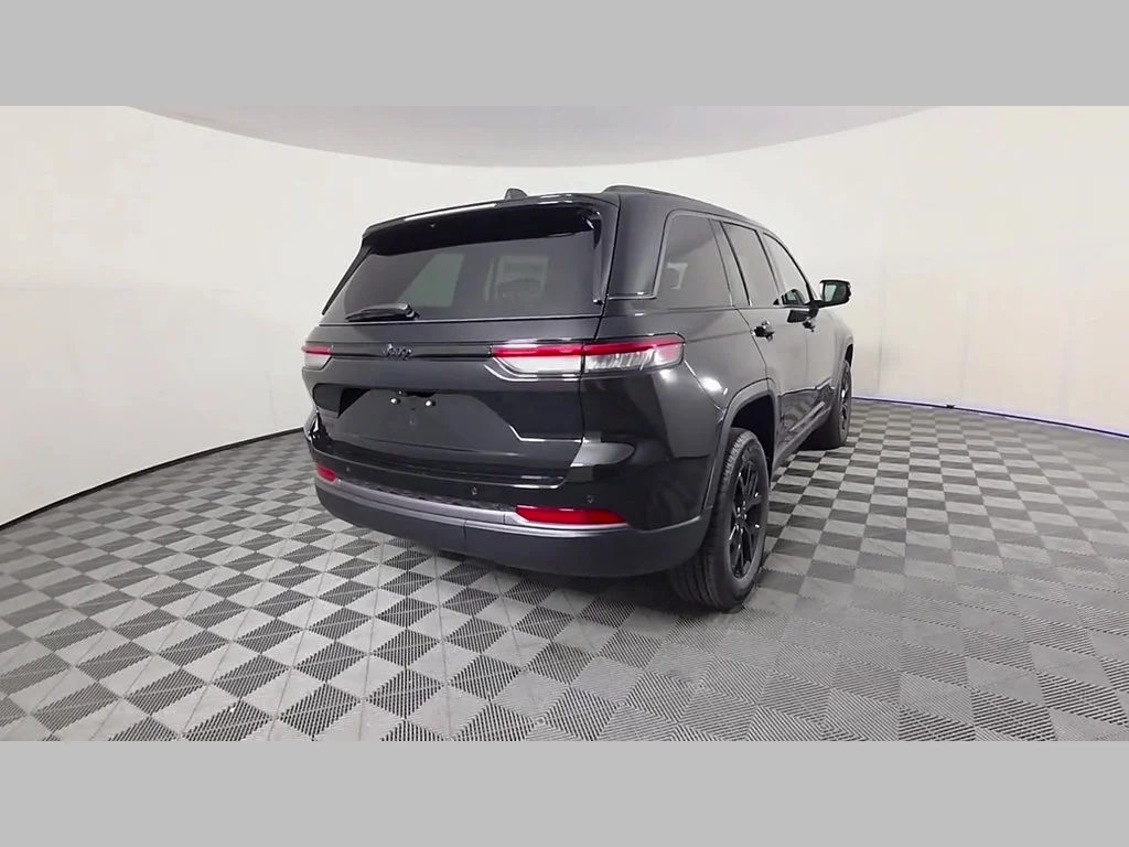 New 2026 Diamond Black Crystal Pearl-Coat Exterior Paint Jeep Laredo Altitude image 28