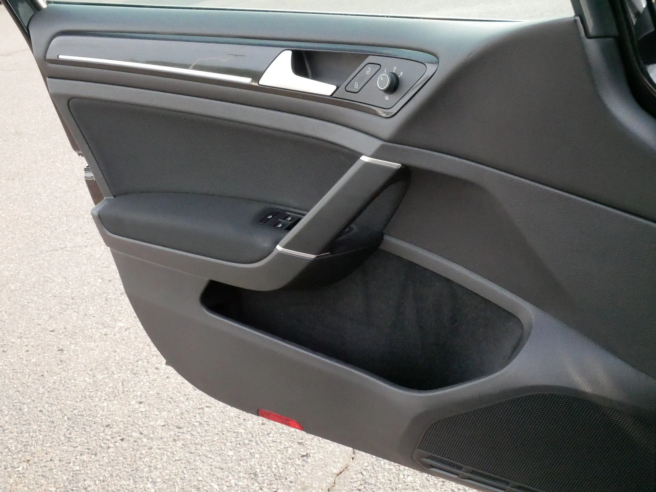 Used 2015 Deep Black Pearl Volkswagen S image 27