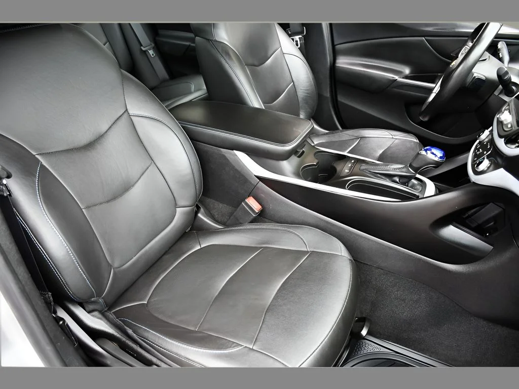 Used 2018 Silver Ice Metallic Chevrolet LT image 30