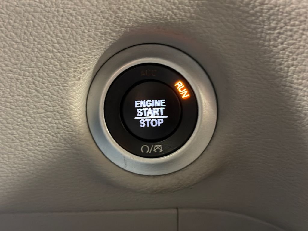 Used 2019 Silver Chrysler Limited image 44