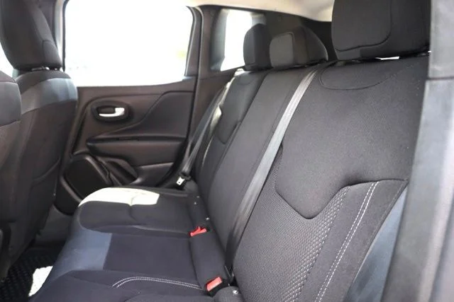 Used 2023 White Jeep Latitude image 33