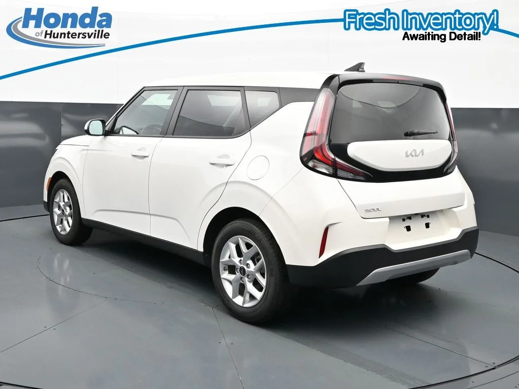 Used 2025 Snow White Pearl Kia LX image 7