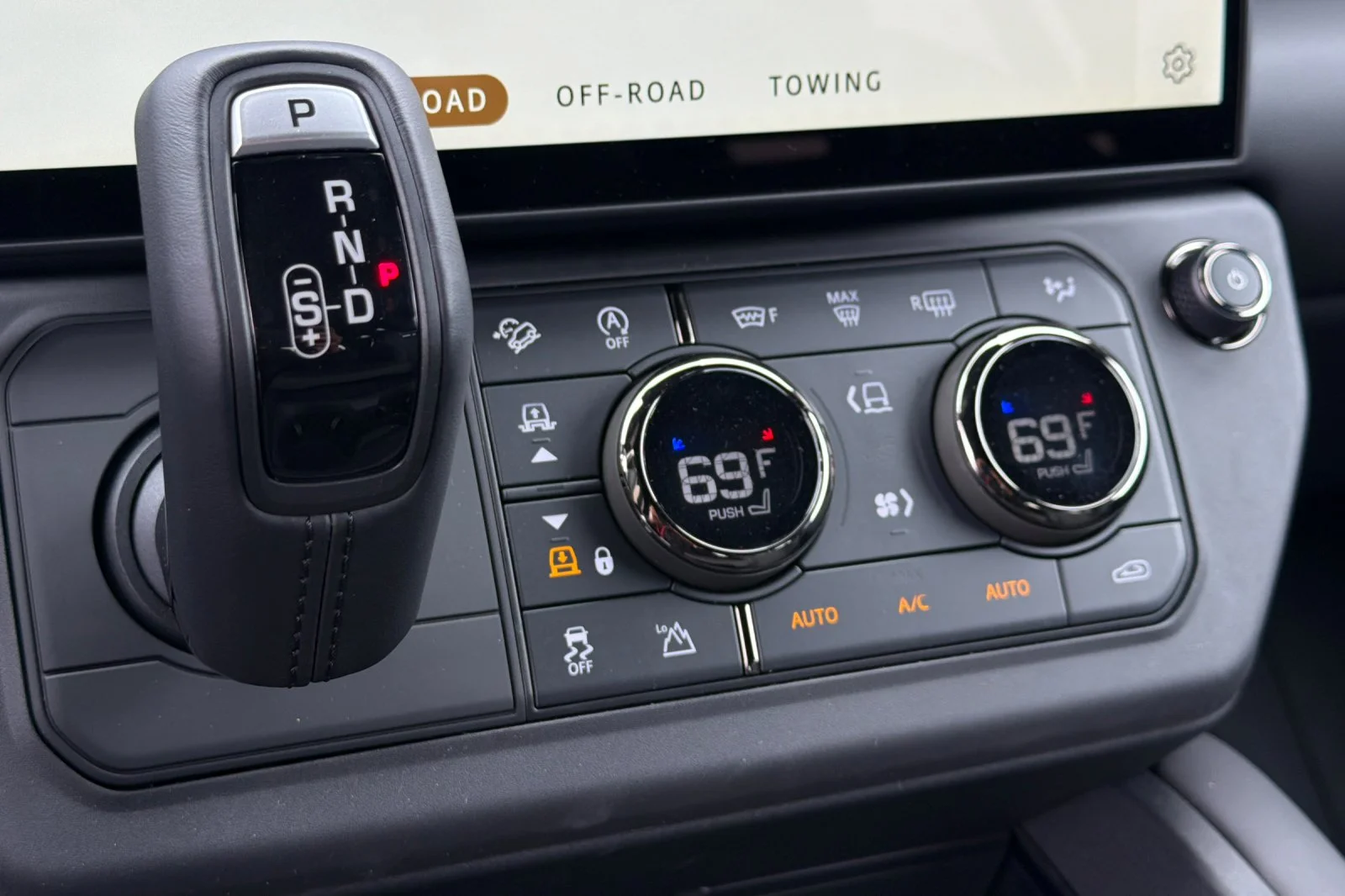 2026 Land Rover Defender OCTA Black - Photo 21