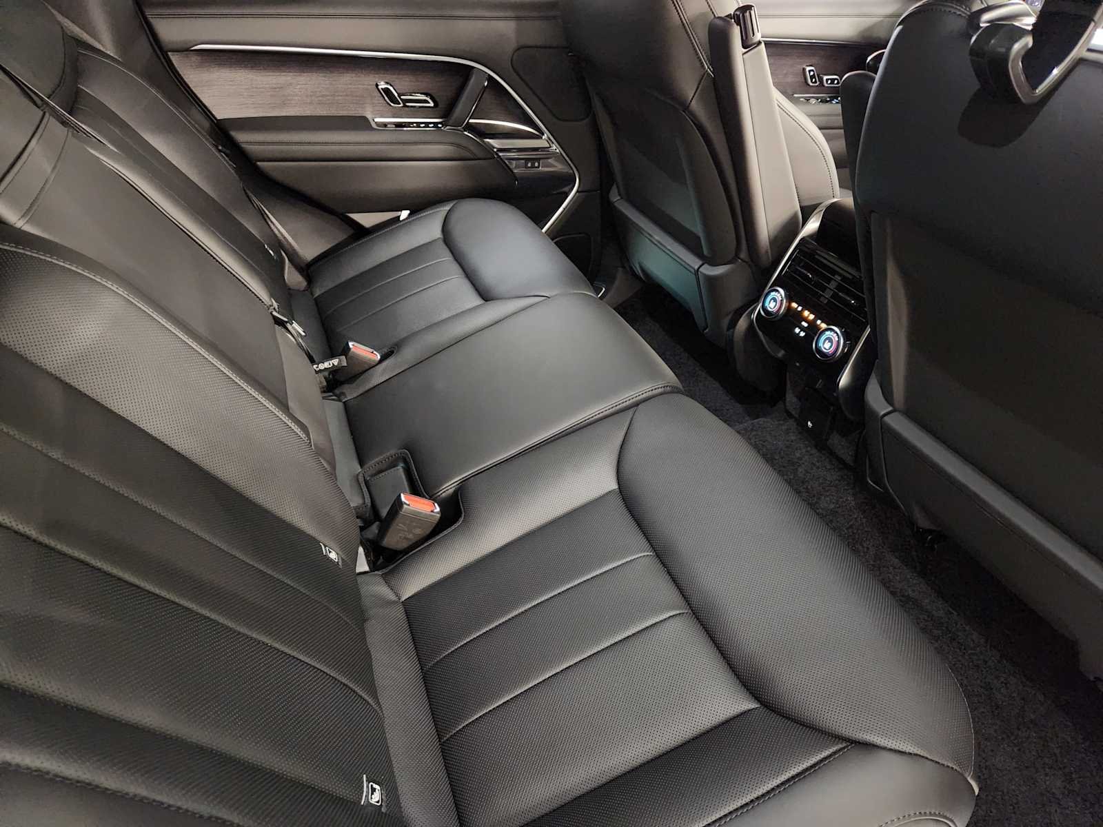 New 2027 Carpathian Grey Premium Metallic Land Rover SE image 30