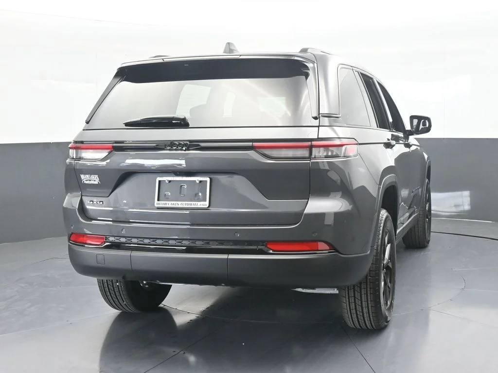 New 2025 Baltic Gray Metallic Clear-Coat Exterior Paint Jeep Altitude X image 5