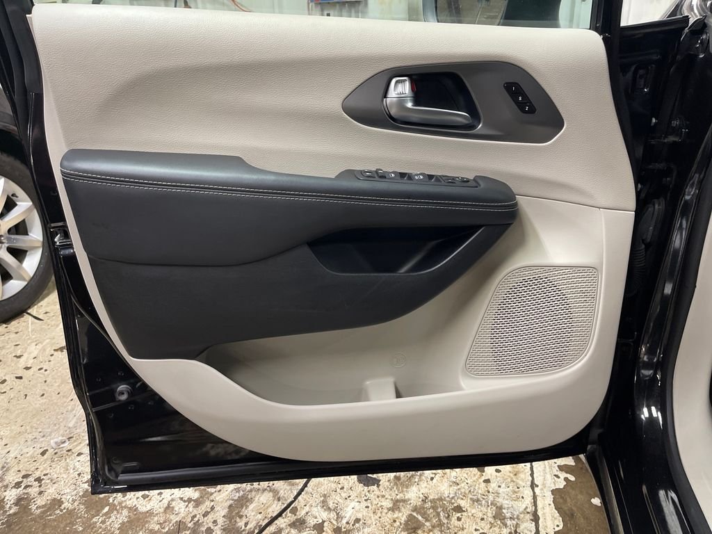 Used 2023 Black Chrysler Touring L image 15