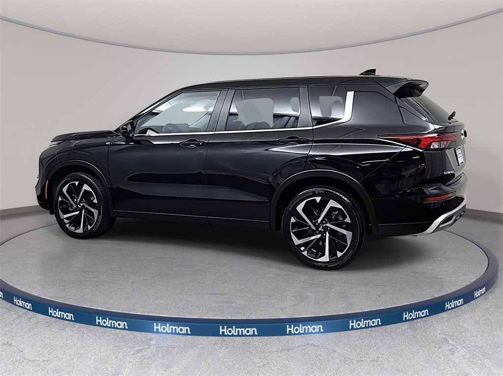 2024 Mitsubishi Outlander SE photo 2