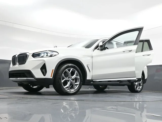 Used 2024  BMW xDrive30i image 43