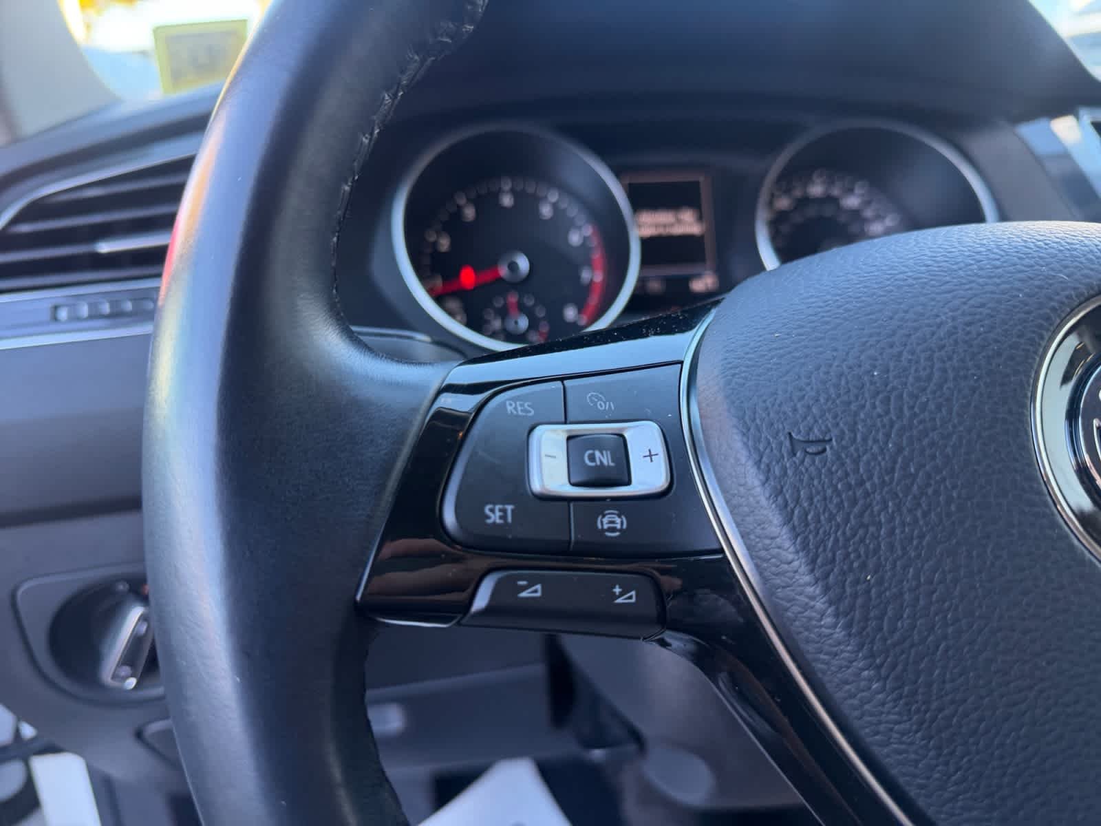 Used 2019 Pure White Volkswagen SE image 34