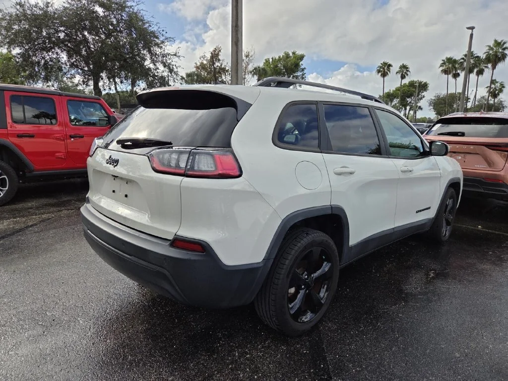 Used 2019 Pearl White Pearlcoat Jeep Altitude image 5