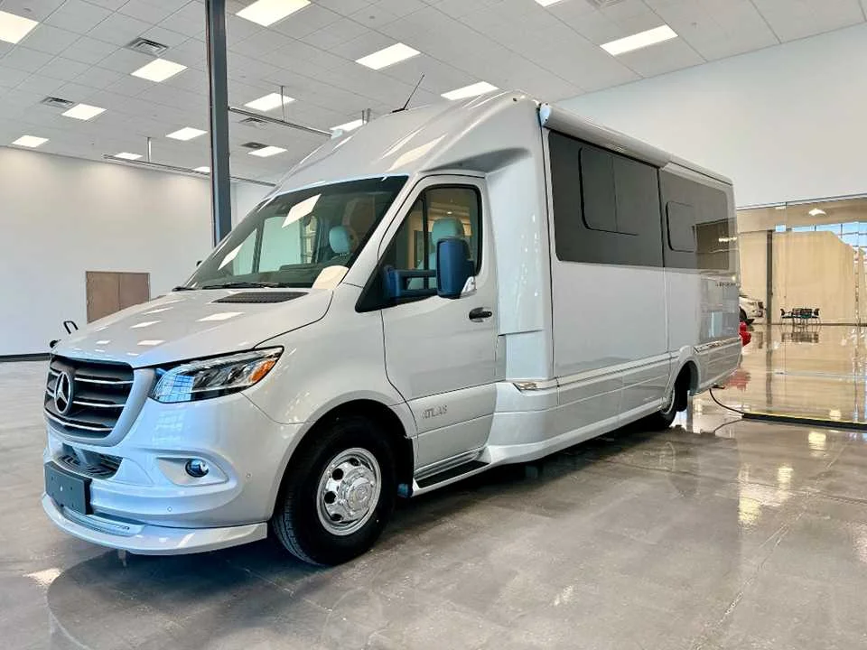 New 2025 Hightech Silver Premium Metallic AIRSTREAM  image 5