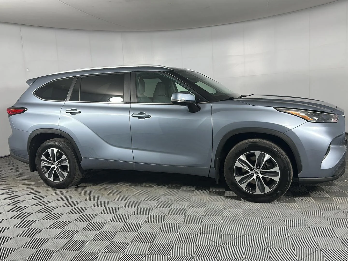 Used 2023 Moon Dust Toyota XLE image 8