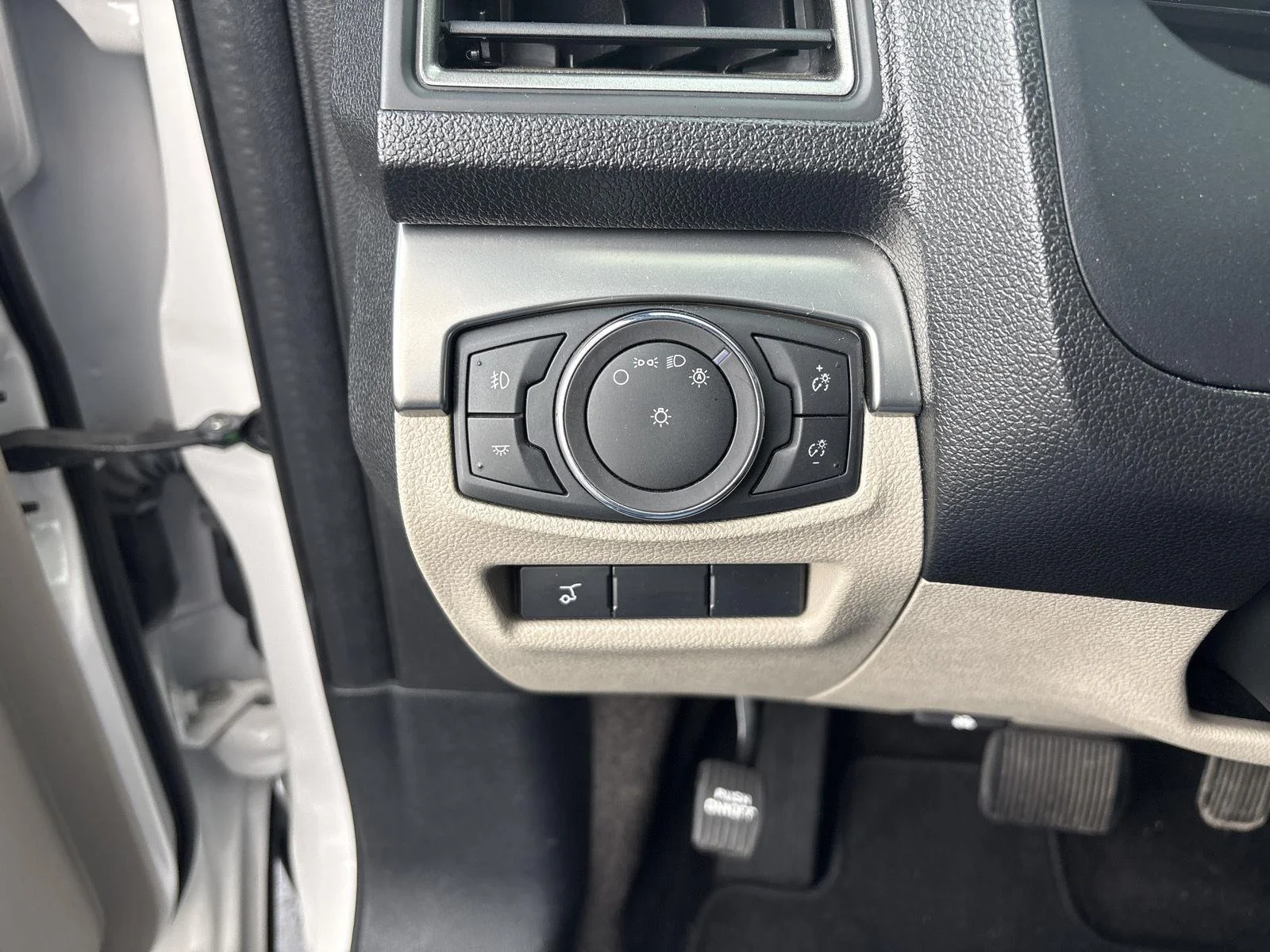 Used 2018 White Platinum Metallic Tri-Coat Ford XLT image 21