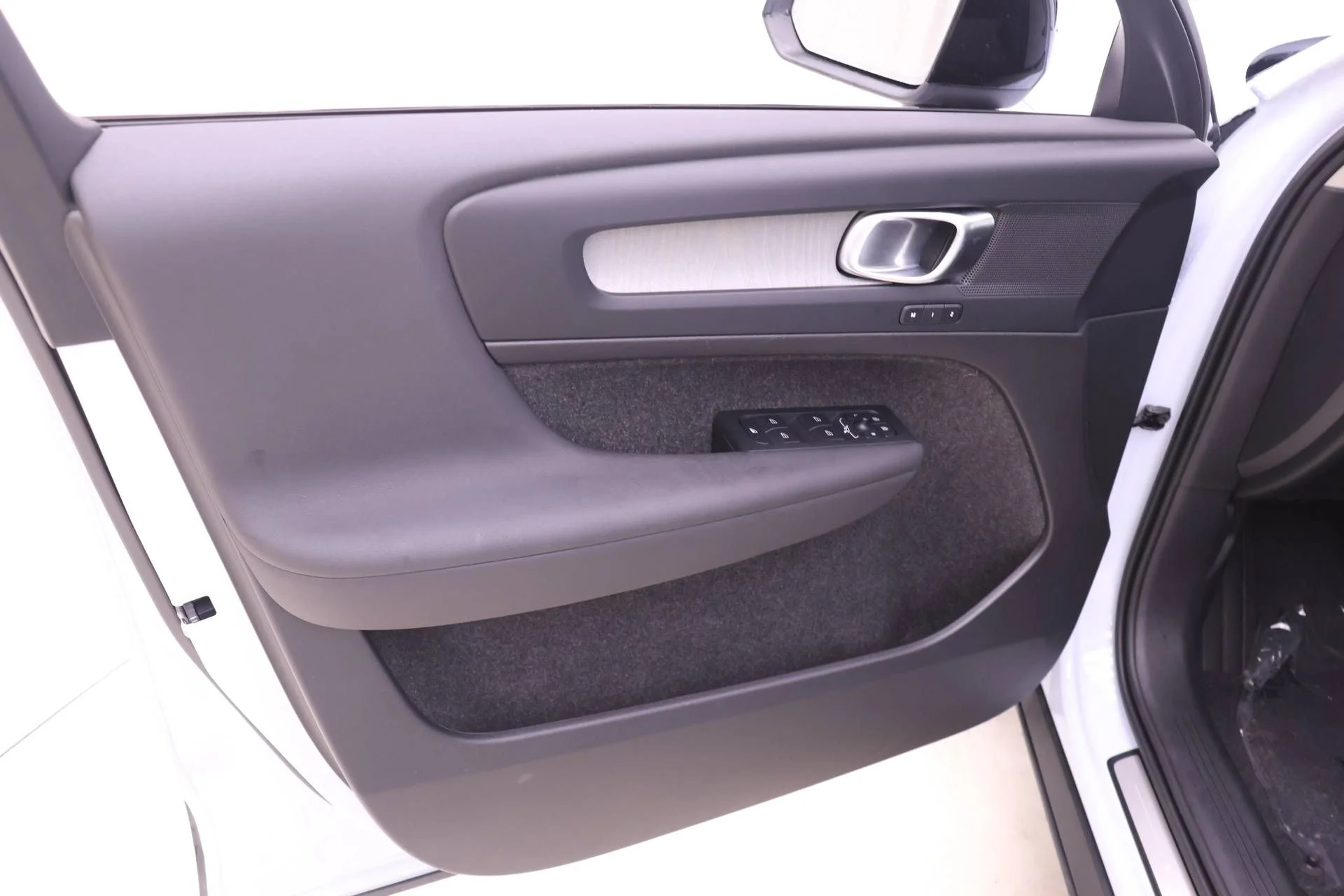2026 Volvo XC40 Plus - Photo 13
