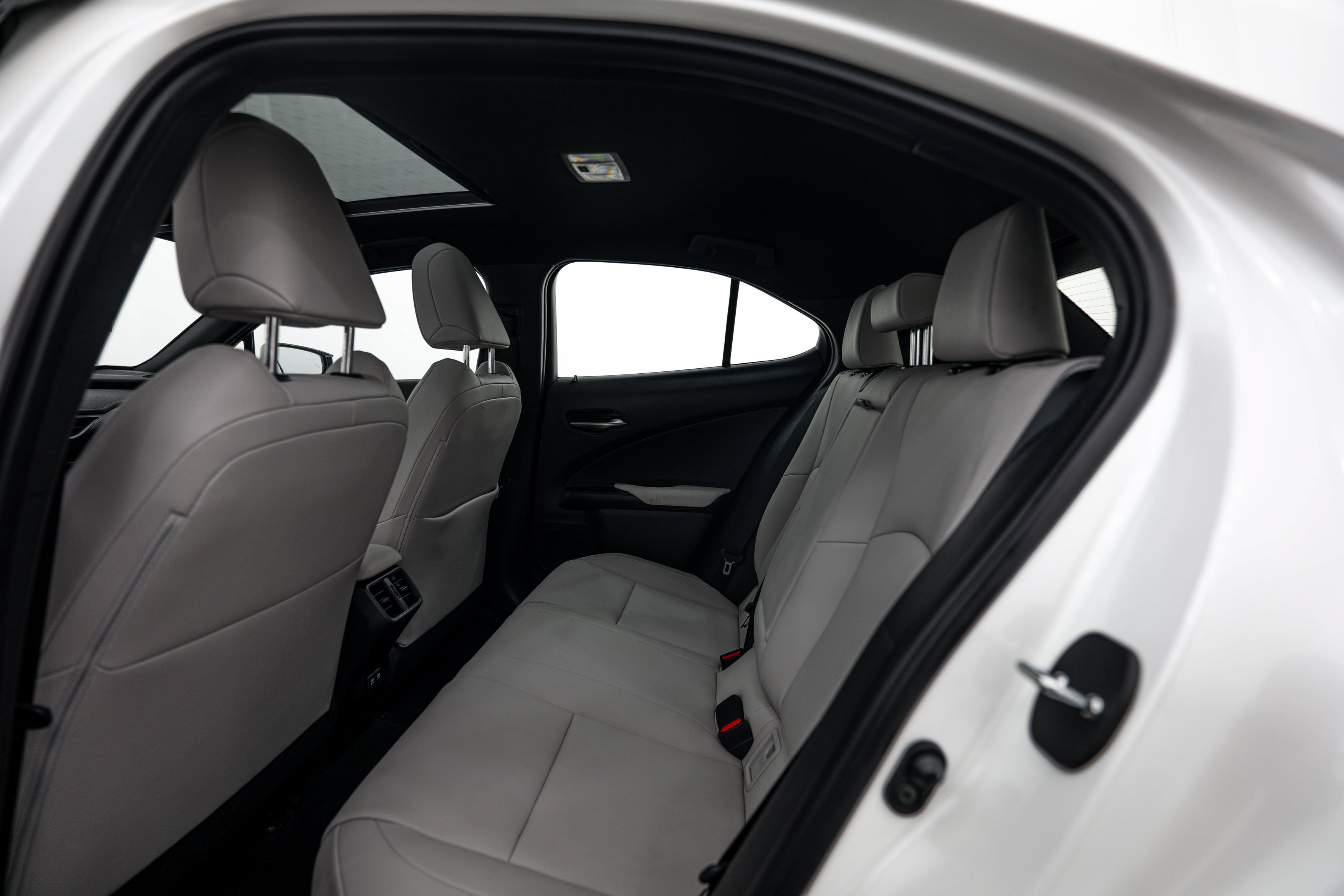 Used 2019 Eminent White Pearl Lexus UX 250h image 16