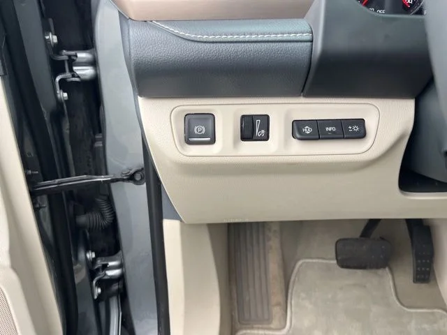Used 2023 Silver GMC Denali image 35