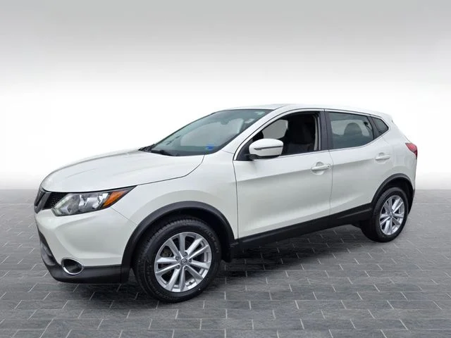 Used 2018 White Nissan  image 3