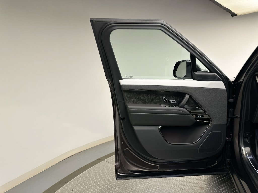 New 2027 Charente Grey Prem Met Land Rover Dynamic SE image 9