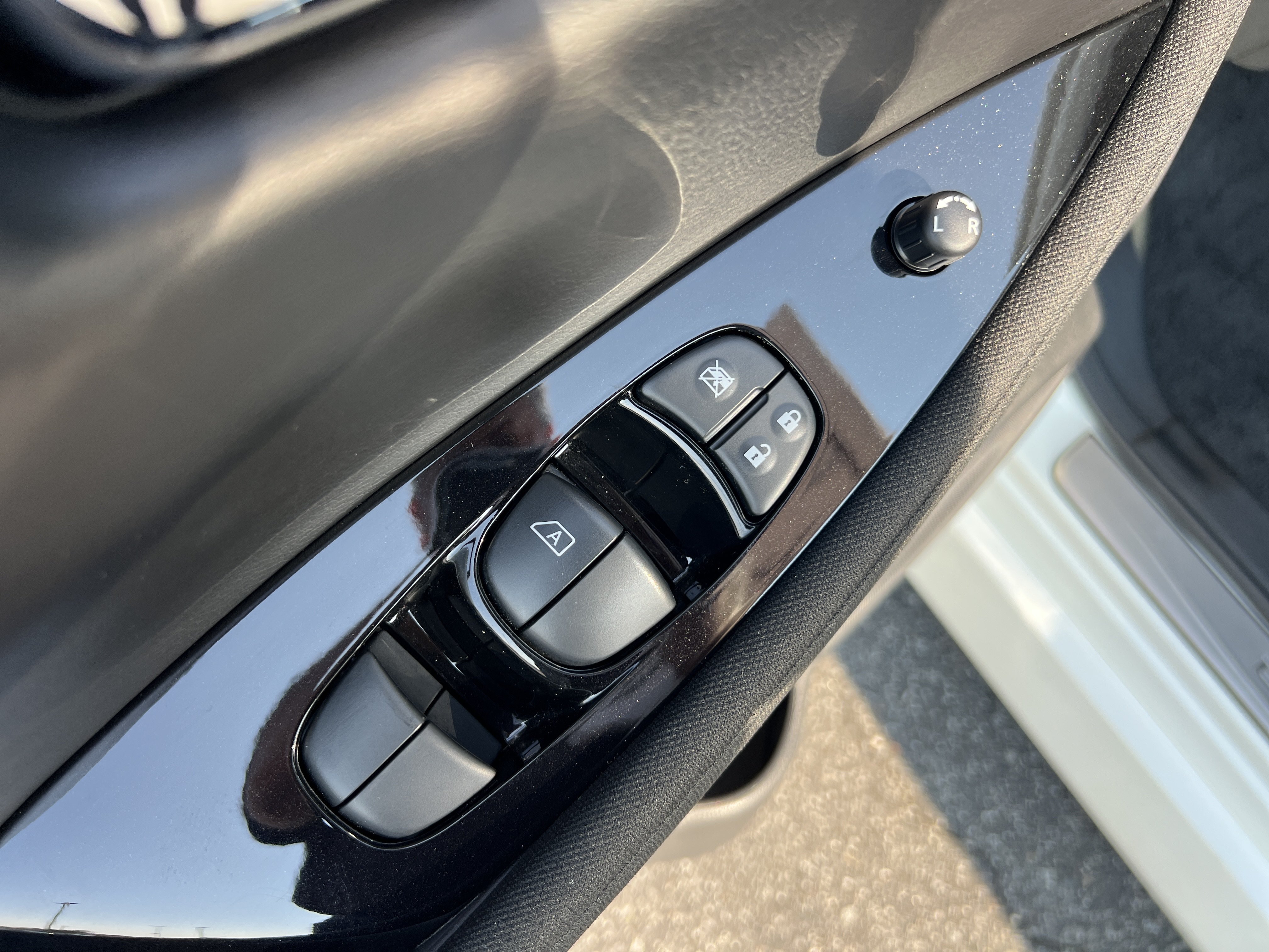 Used 2025 Pearl White Tricoat Nissan SV PLUS image 20