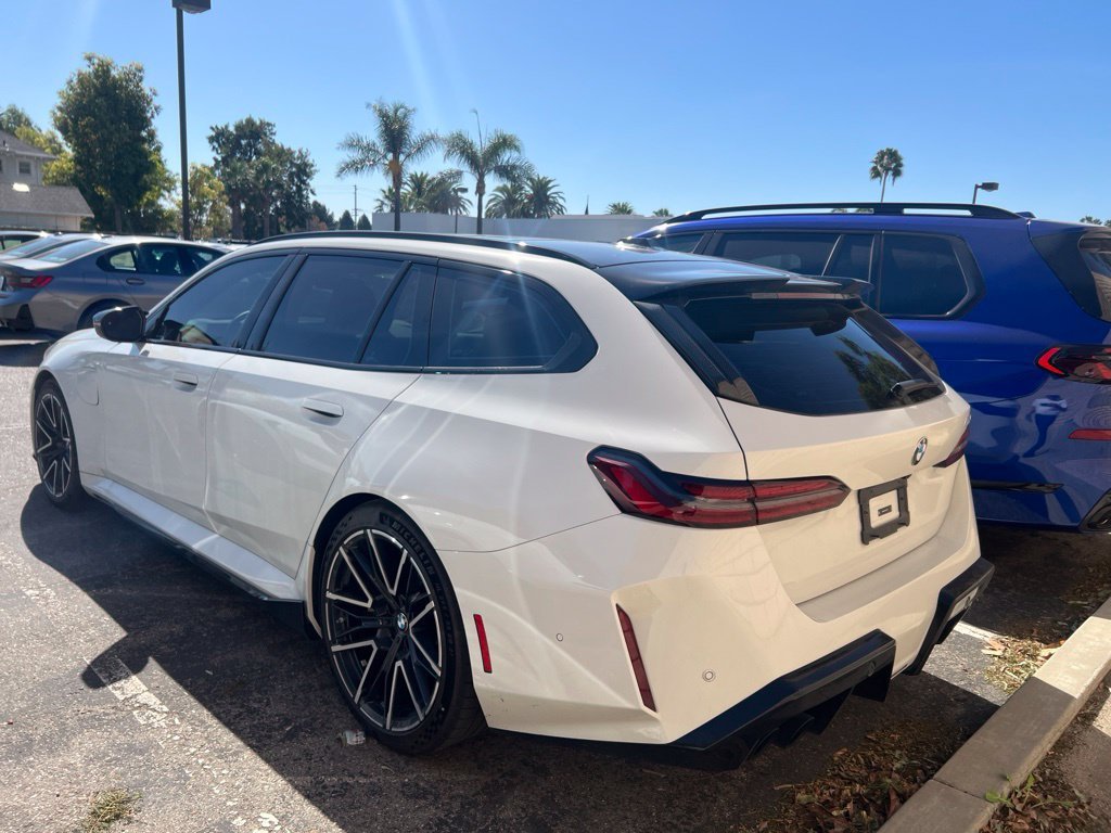 Used 2025 Alpine White BMW Base image 4