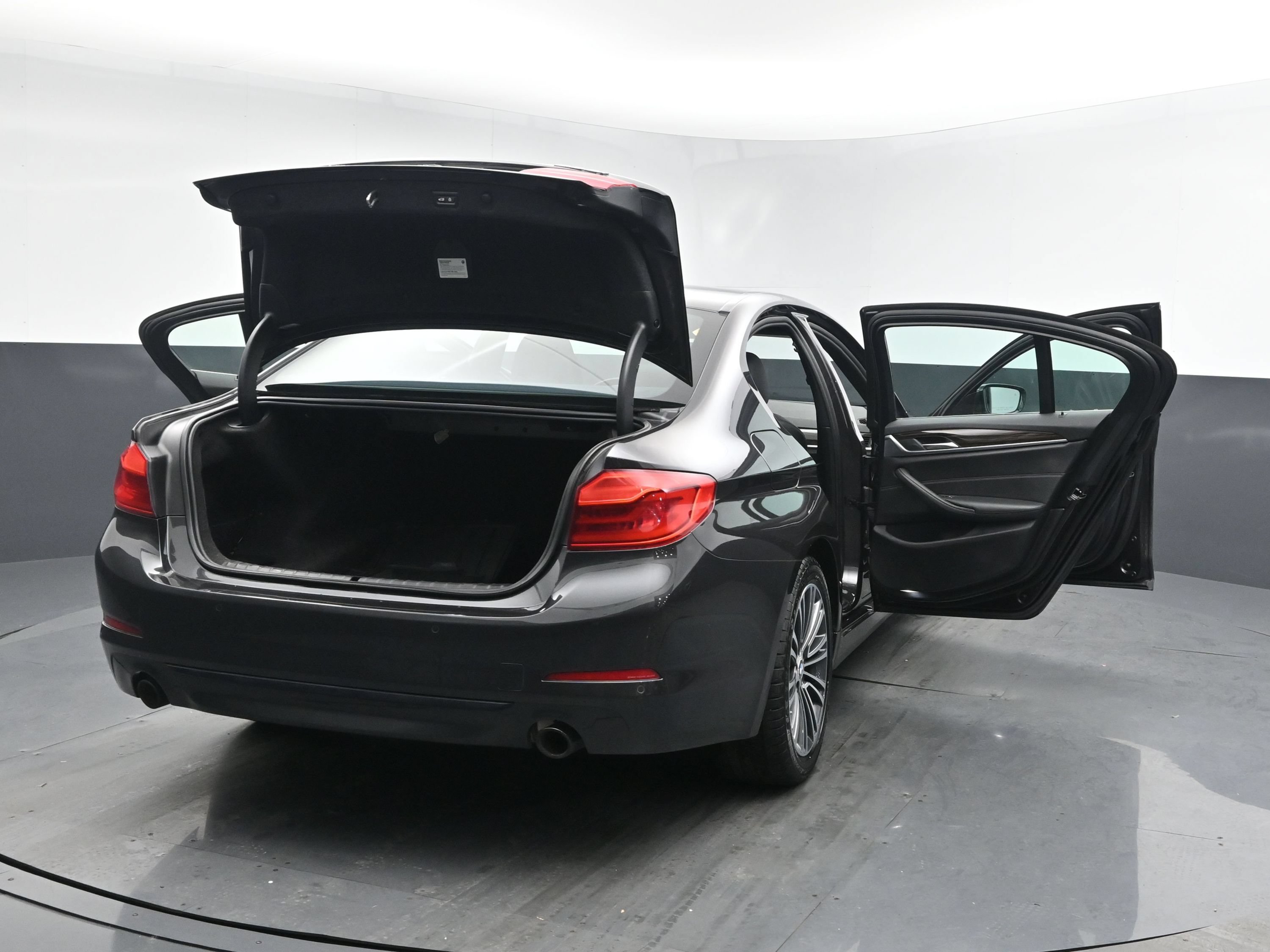 Used 2019 Dark Graphite Metallic BMW 530i xDrive image 27