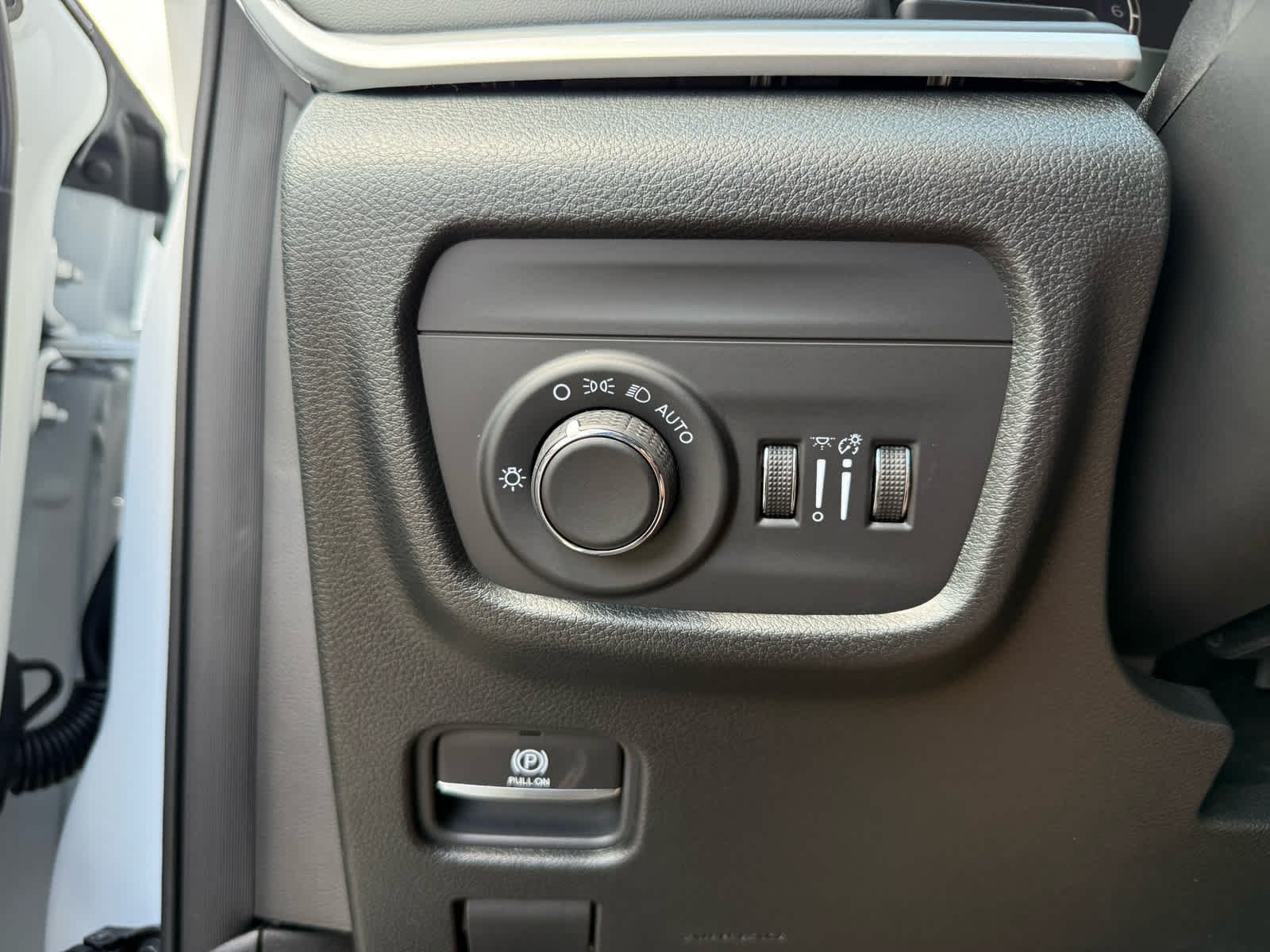 New 2026 Bright White Clear-Coat Exterior Paint Jeep Laredo X image 22