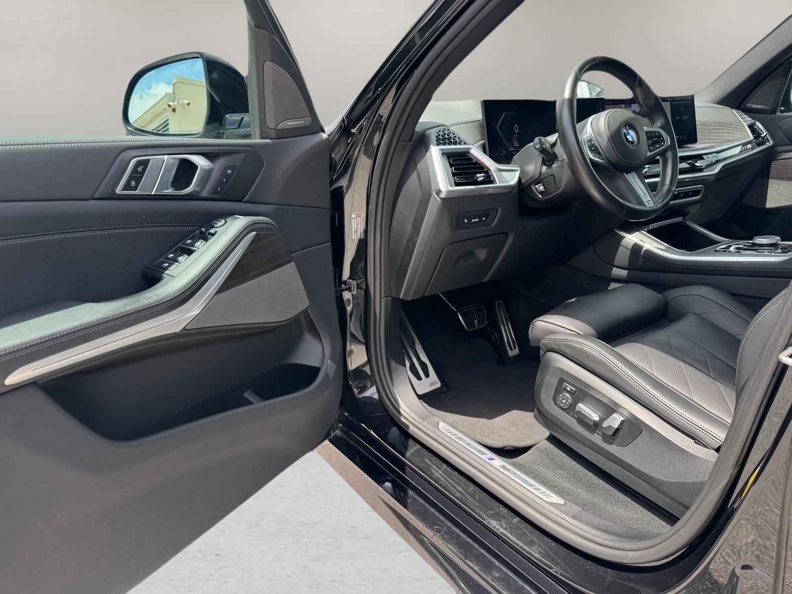 Used 2024 Black Sapphire Metallic BMW sDrive40i image 17