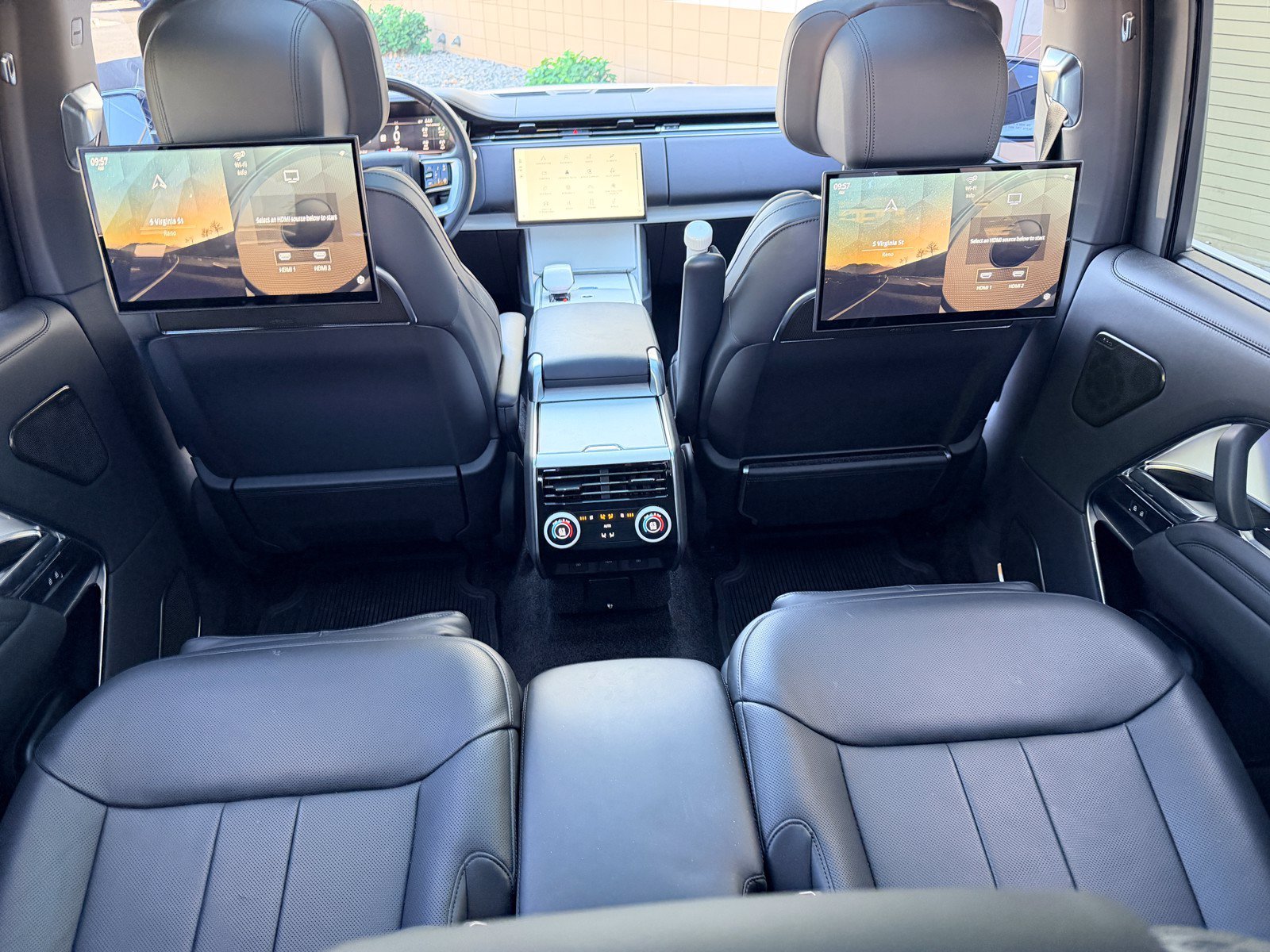 Used 2024 White Land Rover SV image 29