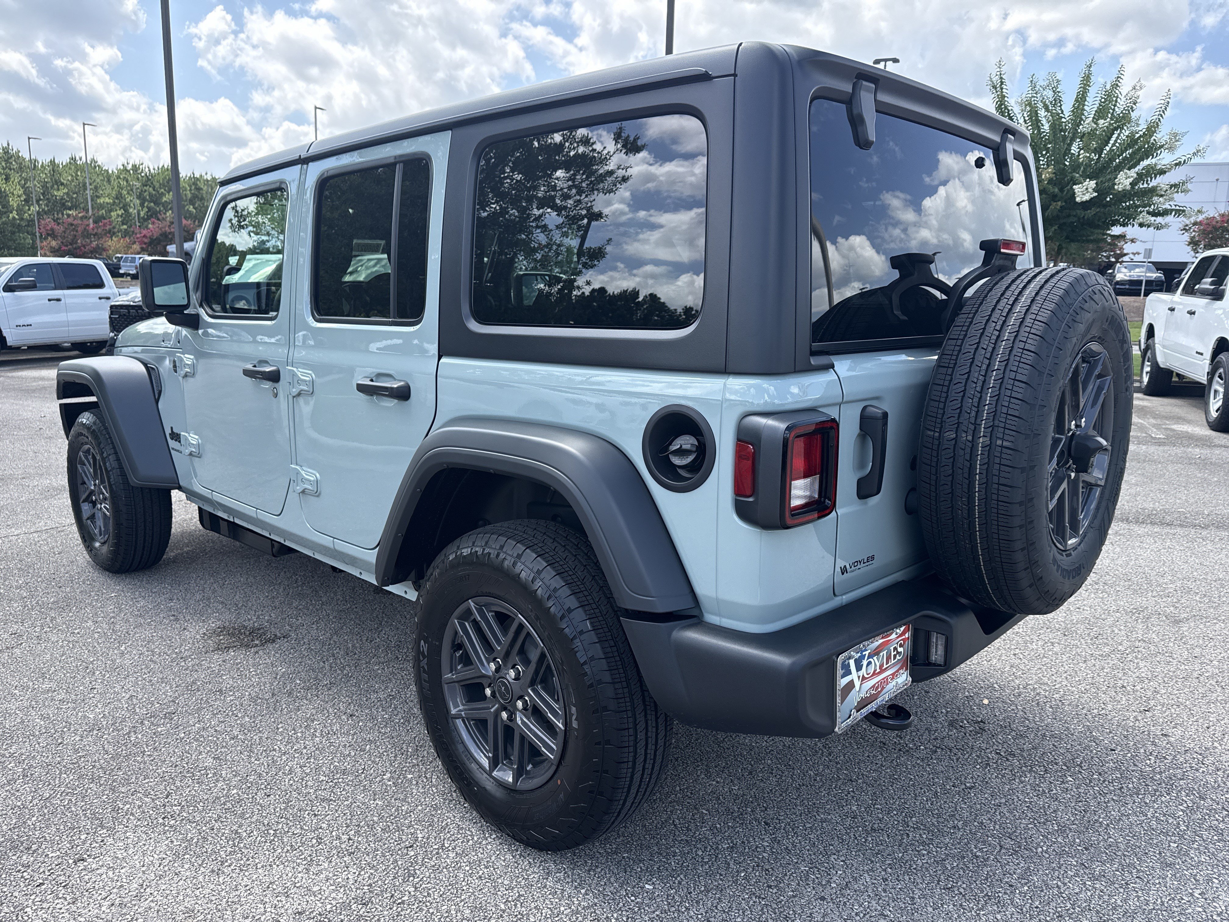 New 2026 Earl Clearcoat Jeep Sport S image 6
