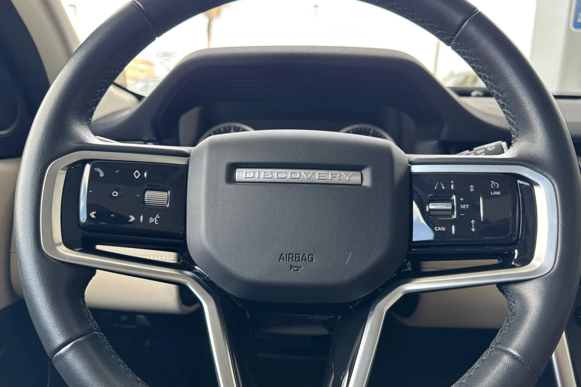 Used 2023 White Land Rover SE image 26