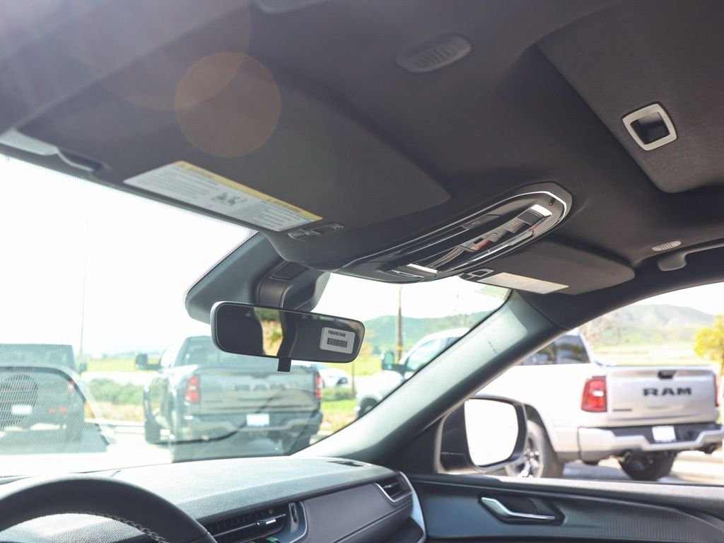 New 2026 Diamond Black Crystal Pearl-Coat Exterior Paint Jeep Laredo image 12