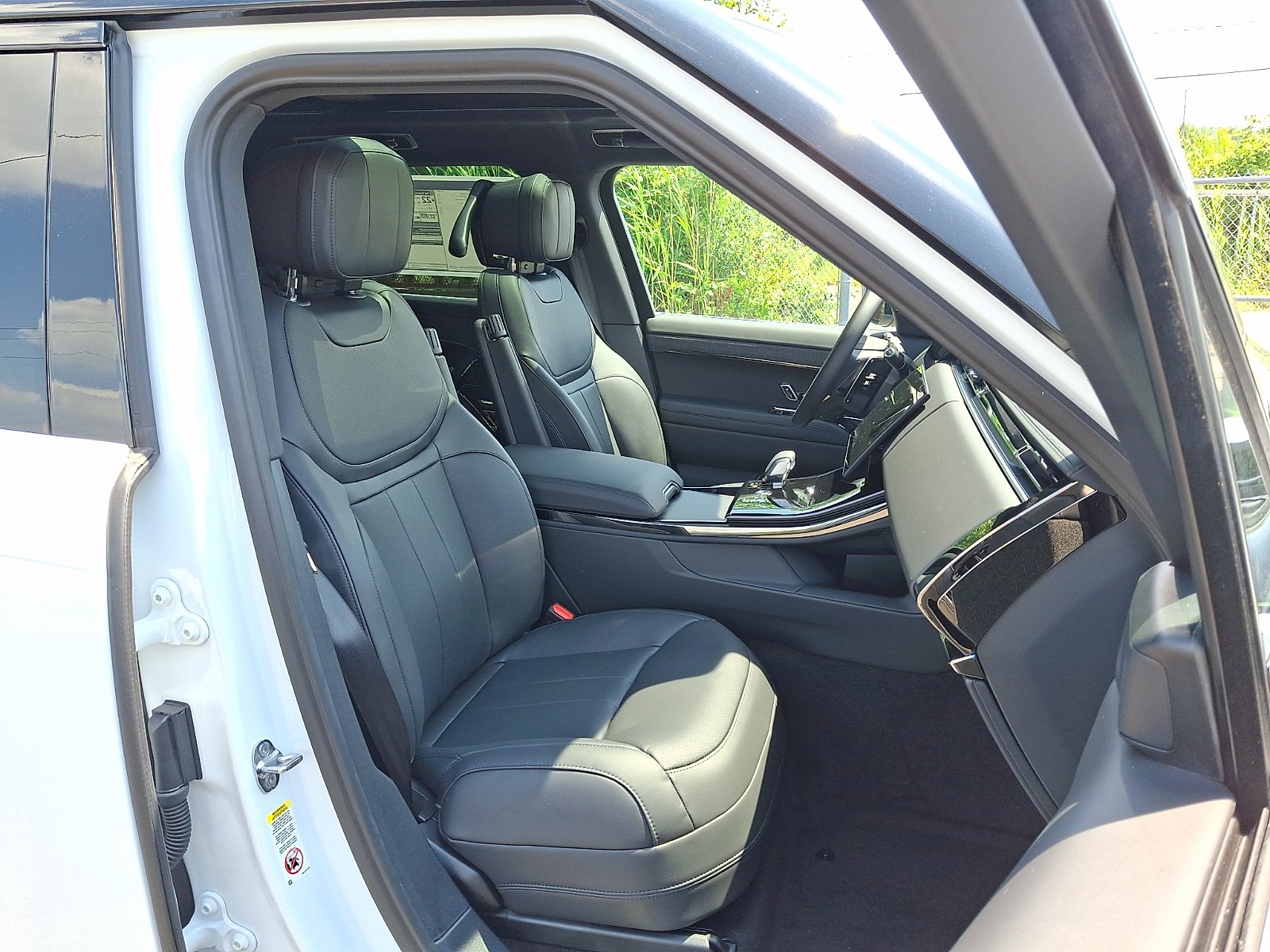 New 2026 Fuji White Land Rover P400 Dynamic SE image 3