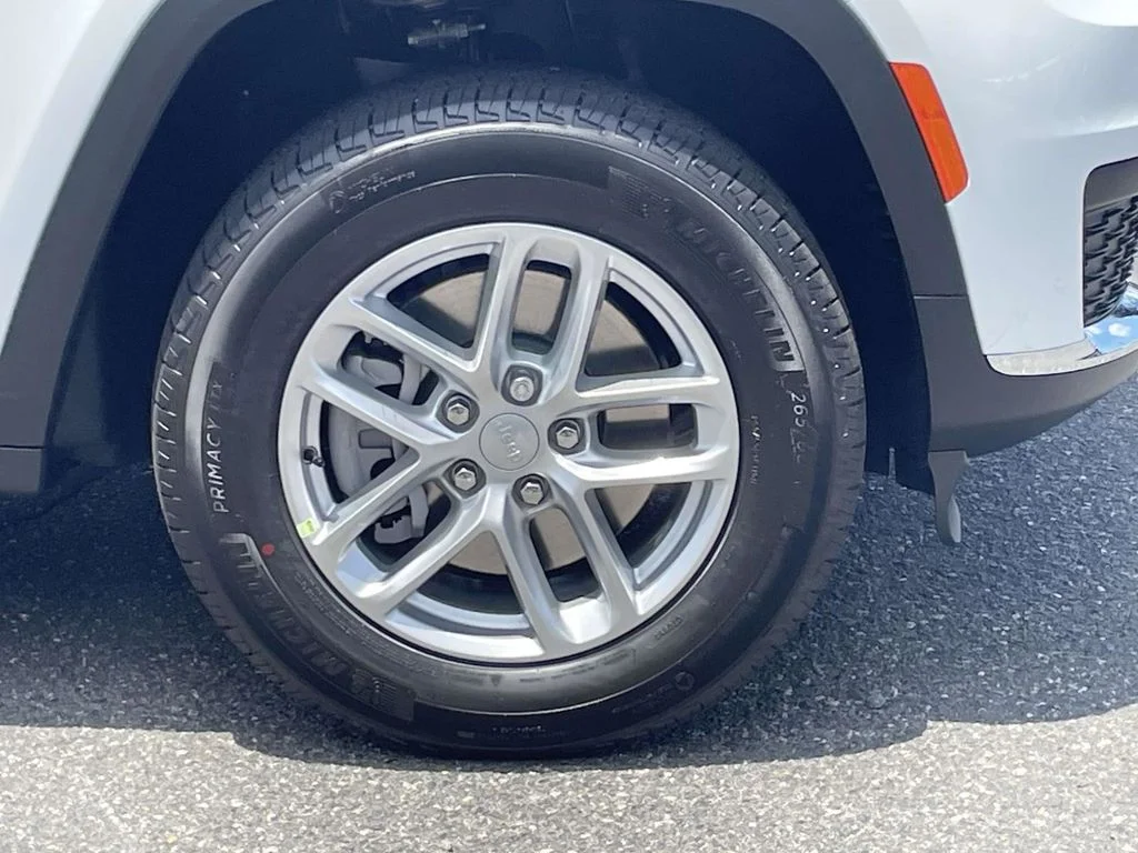 New 2026 Bright White Clear-Coat Exterior Paint Jeep Laredo image 10