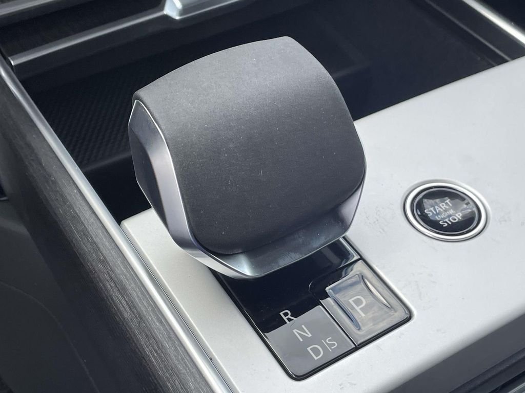 New 2026 Carpathian Grey Land Rover SE image 29